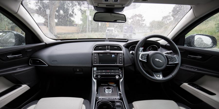 Торпедо Jaguar XE 25t R-Sport 2015 года  (AU) (фото 6 из 40)